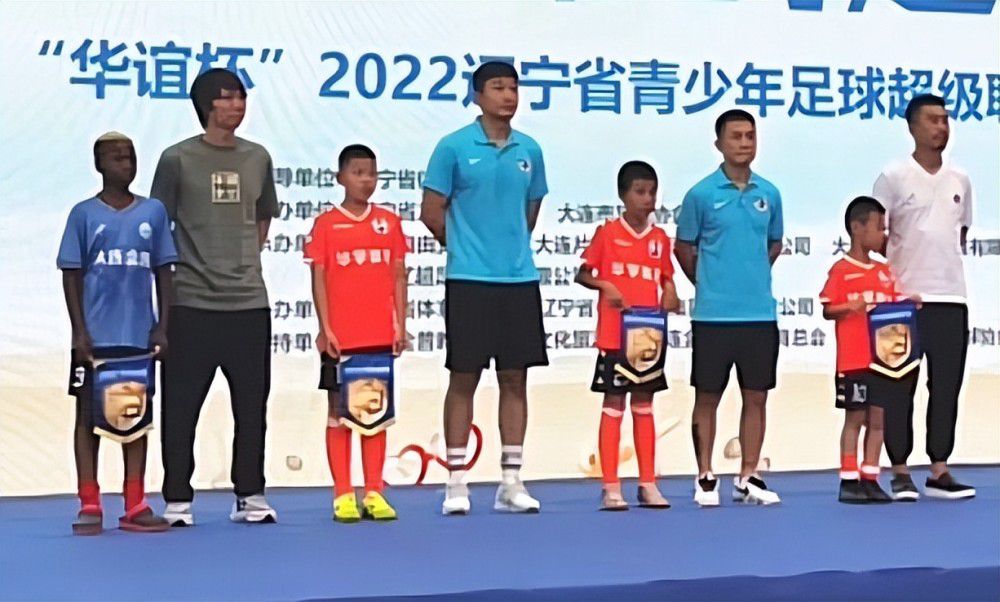 目前阿劳霍与巴萨的合同到2026年到期，违约金10亿欧元。